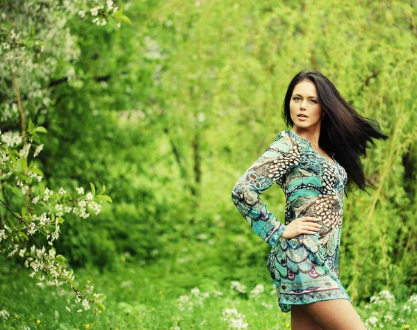 Bahçede rahatlatıcı elbiseli genç kadın — Stok fotoğraf