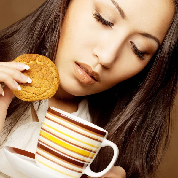 Mulher asiática bebendo café ou chá — Fotografia de Stock