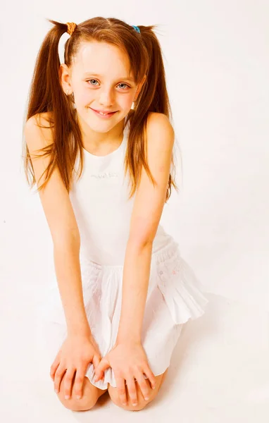 Niña en vestido blanco — Foto de Stock