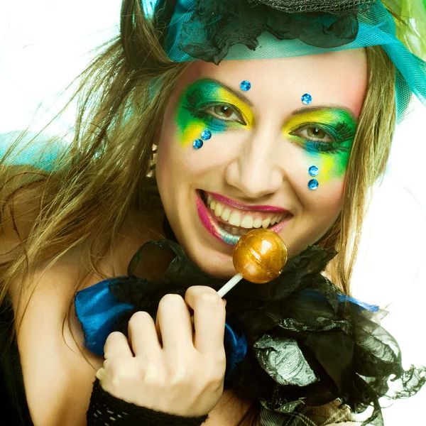 Menina com com maquiagem criativa detém pirulito — Fotografia de Stock