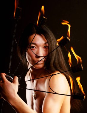 ateş gösterisi ile Asya adam