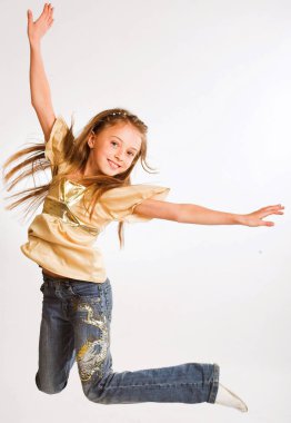 Kız beyaz arka planda zıplıyor