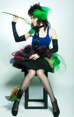 Yaratıcı makyajlı karnaval kıyafetli genç bir manken..