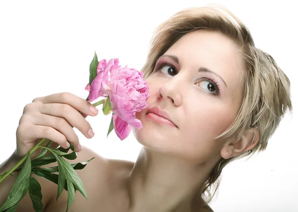 Mujer joven con flor de árbol-peonía — Foto de Stock