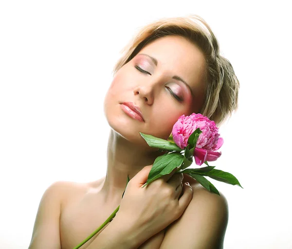 Mujer joven con flor de árbol-peonía — Foto de Stock