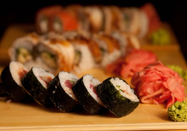 Sushi i japansk restaurang — Stockfoto