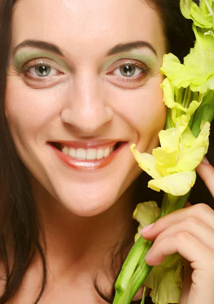 그녀의 손에 디올 꽃 신선한 얼굴 — 스톡 사진