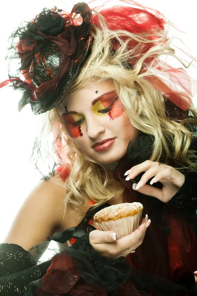 Giovane Donna Con Trucco Creativo Stile Bambola Con Torta — Foto Stock