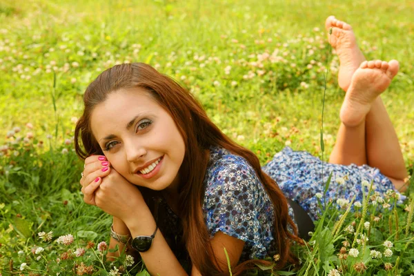 年轻美丽的女孩躺在草地 — 图库照片
