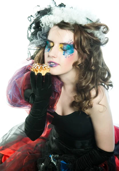 Jeune femme avec maquillage créatif avec gâteau . — Photo