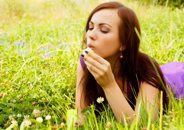 Woman  starts soap bubbles — Stock Photo, Image