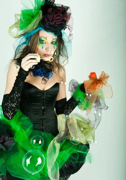Modelo de moda com maquiagem criativa soprando bolhas de sabão — Fotografia de Stock