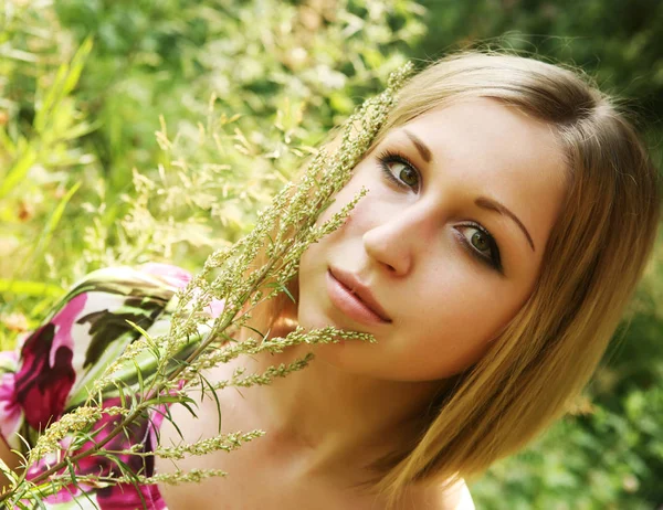 Mujer joven y flores silvestres . — Foto de Stock