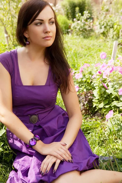 Jonge vrouw outdoor in het gras in de zomer — Stockfoto