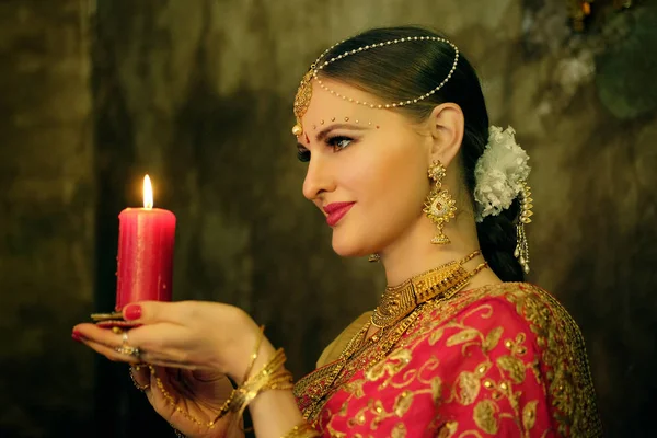 Портрет улыбающейся красивой индийской девушки дома. Молодая женщина модель с золотыми украшениями . — стоковое фото