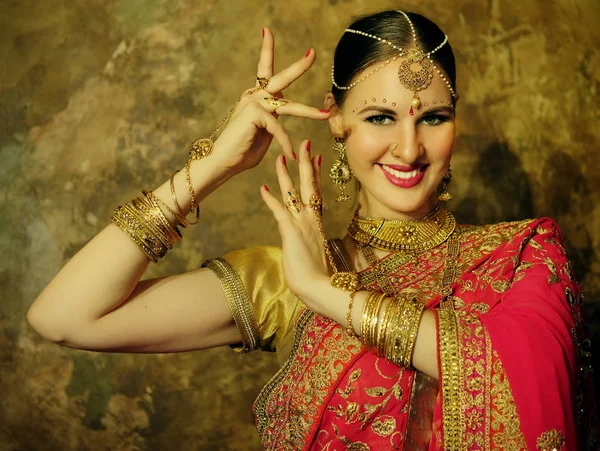 Portrait smiling of beautiful indian girl at home. Young woman model with golden jewelry set . — Stock Photo, Image