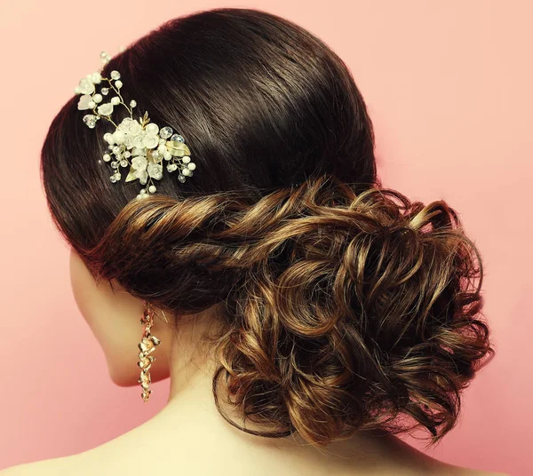 Mujer joven con hermoso peinado y elegante accesorio para el cabello — Foto de Stock