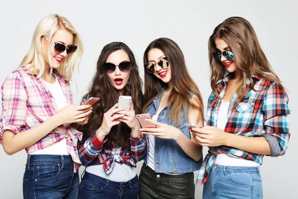 Amiche felici che condividono i social media in uno smartphone — Foto Stock