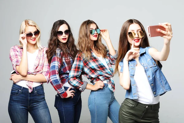 Vier gelukkig tiener meisjes met smartphone het nemen van selfie — Stockfoto