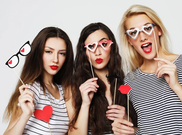 Drei junge Frauen mit Papier-Party-Stöcken — Stockfoto