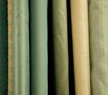 Kumaş ve tekstil ruloları depoda