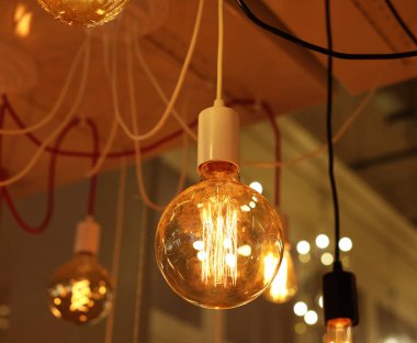Mağazanın arka planında tavan lambaları