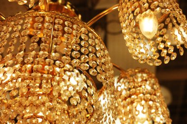 Mağazada tavan lambaları, avizeler