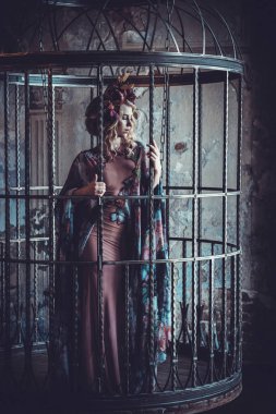 Kafes içinde şık kız lüks moda. Çiçek elbise ve çiçek çelenk.