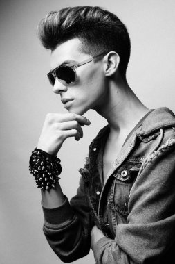 Moda saç kesimi ve sunglassesposing Studio yakışıklı genç model. Siyah beyaz resim.