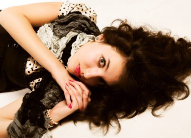 uzun kıvırcık saçlı genç kadın