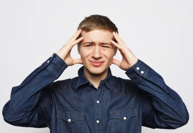 Başı ağrıyan yakışıklı genç adam.