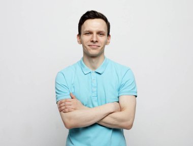 Yüzünde gri bir geçmişi olan genç bir adam.