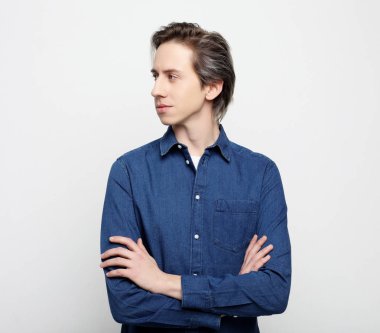 Yüzünde gri bir geçmişi olan genç bir adam.