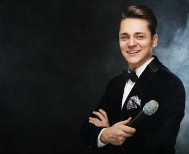 Mikrofonlu genç yakışıklı adam.