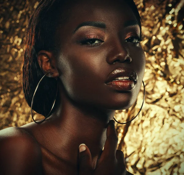 젊은 아프리카의 초상화 스튜디오에서 아름 다운 메이크업 모델 — 스톡 사진