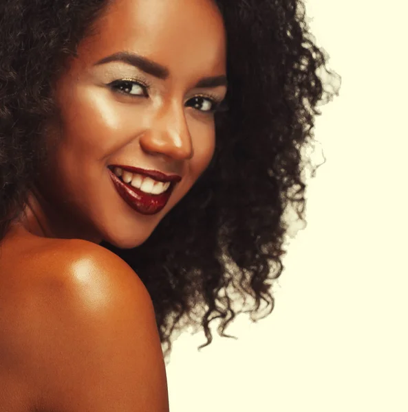 Moda ve güzellik konsepti: Çekici Afrikalı Amerikalı kadın yakın plan portresi — Stok fotoğraf