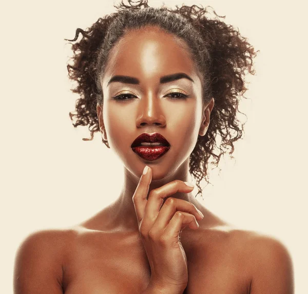 Retrato de la joven modelo africana con un hermoso maquillaje en el estudio — Foto de Stock