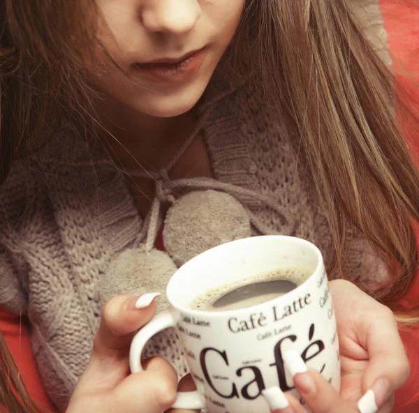 Estilo de vida, pessoas e conceito de comida: jovem mulher bonita bebendo café — Fotografia de Stock