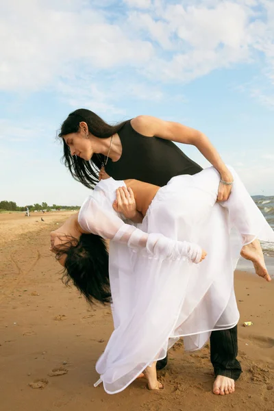 Dancing on the beach — Stock Photo, Image