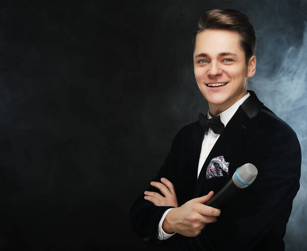 Молодой красивый мужчина с микрофоном