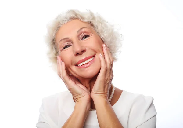 Ritratto ravvicinato di felice donna anziana sorridente — Foto Stock