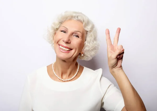 Közelkép portré boldog idős nő mosolygós — Stock Fotó