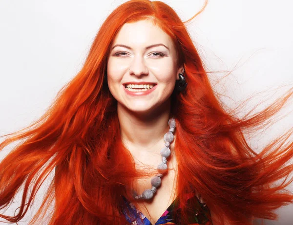 Uzun akan kırmızı saçlı kadın — Stok fotoğraf