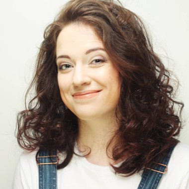 Gülümseyen esmer kadın.