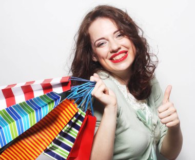  renkli alışveriş torbaları kadınla