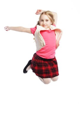 Kız beyaz arka planda zıplıyor 