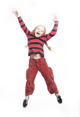 Kız beyaz arka planda zıplıyor 