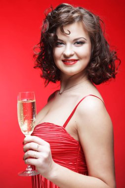 Kırmızı elbiseli kadın. 