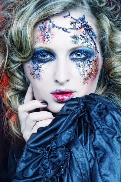Kobieta z kreatywnych makijaż. Halloween tematu. — Zdjęcie stockowe