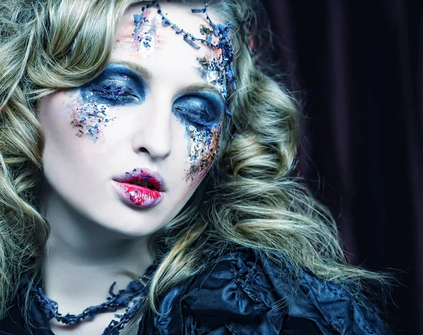 Vrouw met creatieve make-up. Halloween thema. — Stockfoto